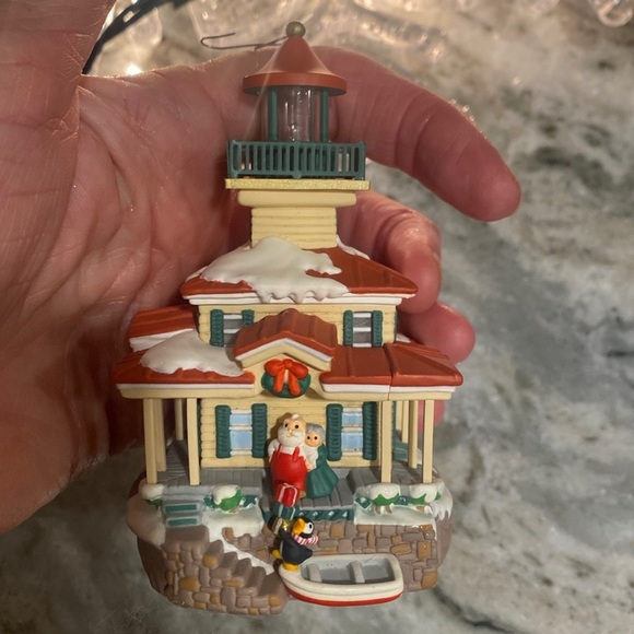 Hallmark Keepsake Magic 2002 Flashing Lighthouse #6 in series ornament - Picture 3 of 6